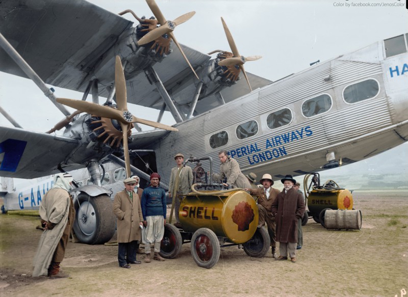 Пассажирский самолет Handley Page H.P.42 авиакомпании Imperial Air производит дозаправку в Палестине. Октябрь 1931 года.
