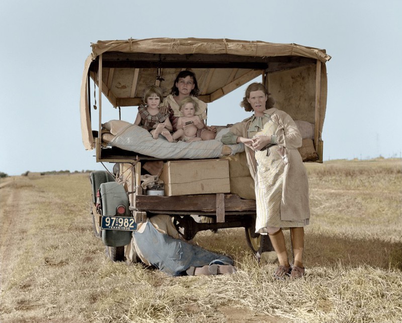 Переселенцы со сломанным колесом. Семья без денег, без еды и всего с тремя галлонами бензина в баке на дороге между Далласом и Остином, штат Техас. Август 1936 года. 