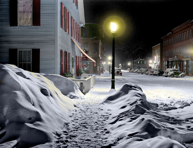 Тихая зимняя ночь. Центр городка Вудсток, Вермонт. Март 1940 года.