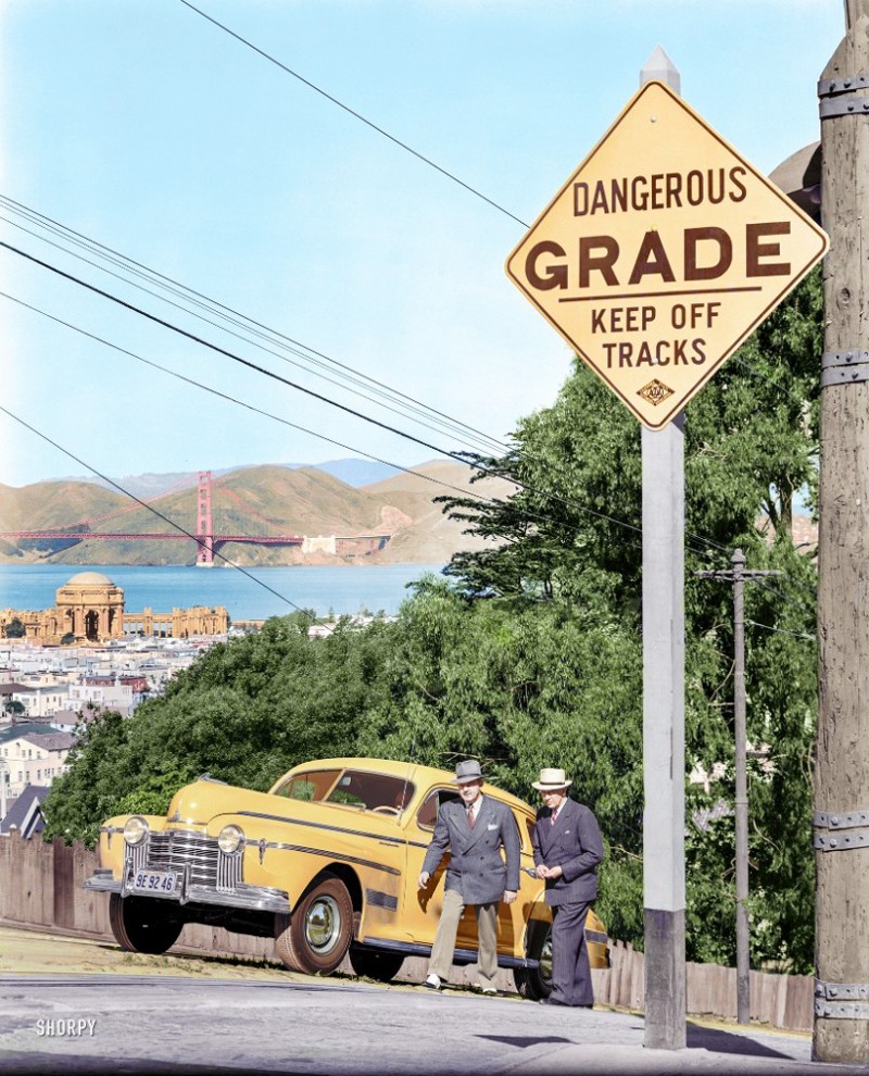 Олдсмобиль и двое мужчин поднимающиеся по крутому склону. Сан-Франциско, 1940 год.