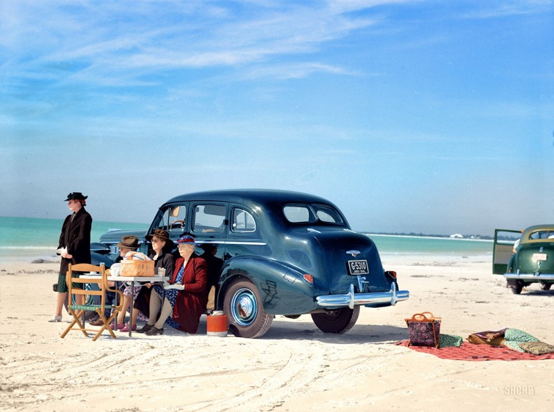 Постояльцы трейлер-парка во время пикника на пляже. Сарасота, Флорида. Январь 1941 года. 