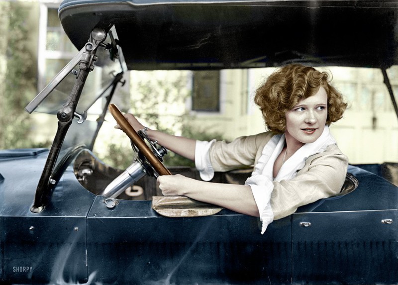 Актриса Мэрилин Миллер за рулем автомобиля. Нью-Йорк, 1921 год.