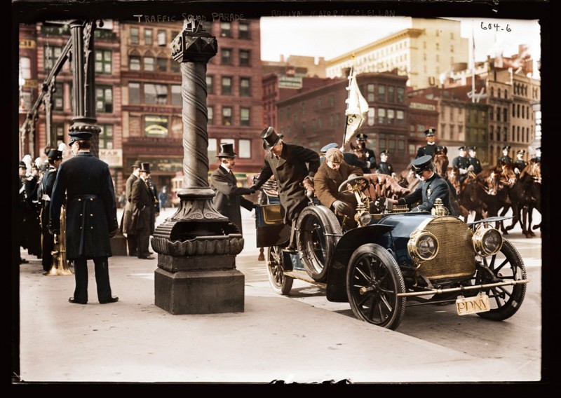 Парад дорожной полиции Нью-Йорка. Мэр Джордж Макклилан выходит из машины на Юнион-сквер. Фото сделано 5 ноября 1908 года.