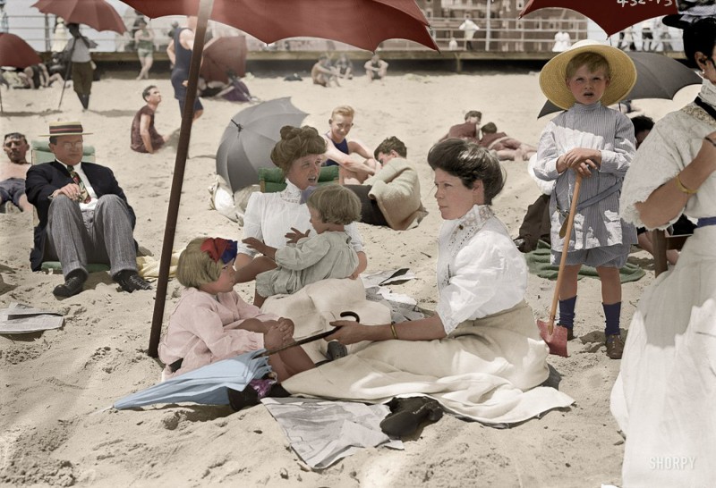 На пляже рядом с казино. Асбери-Парк, Нью-Джерси, 11 июля 1911 года.