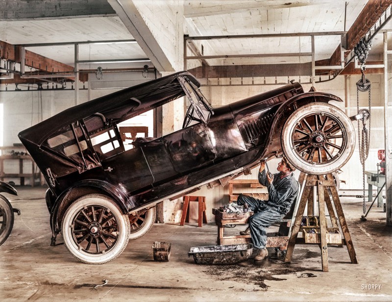  Как интересно когда-то чинили автомобили. Студебекер в автомастерской, 1919 год.