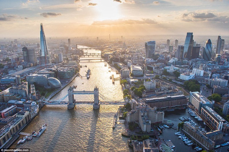 Весеннее утро: вид на реку Темзу, Тауэрский мост, Сити, небоскрёб Мэри-Экс, похожий на большой огурец и небоскреб The Shard.