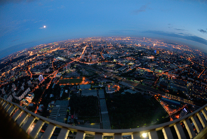 Вид на Москву со смотровой площадки Останкинской телебашни.