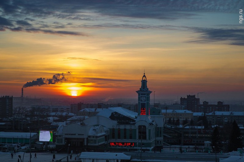 19 октября. Закат над вокзалом Новосибирск-Главный. Фото: Александр Ощепков.