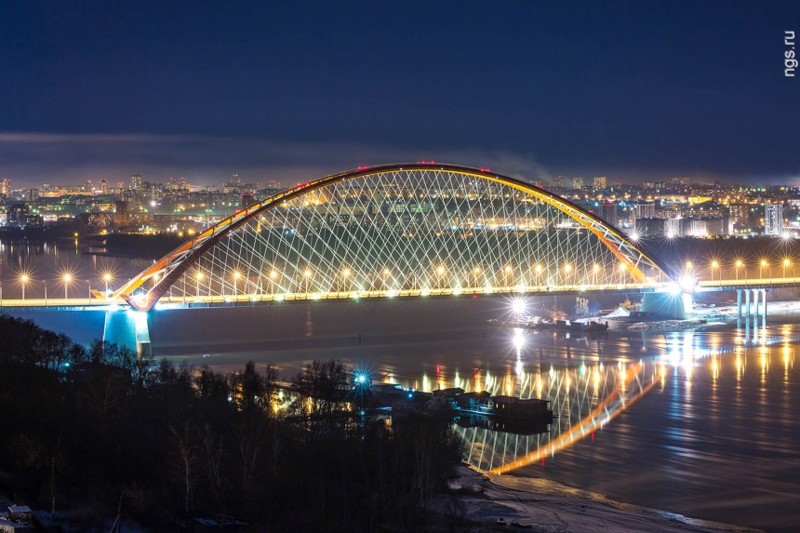 2 июня. Бугринский мост в ночной подсветке. Фото: Александр Ощепков.