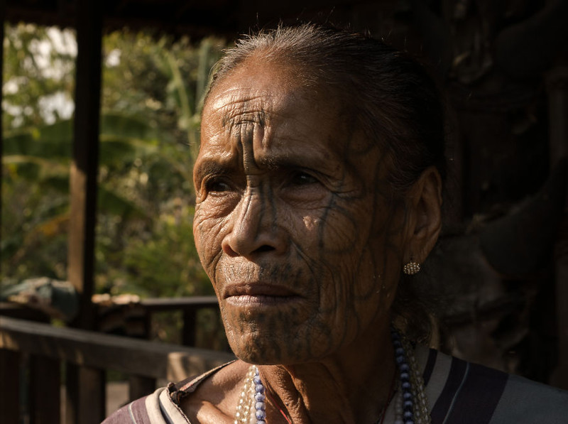 Женщина с татуировками, Мьянма