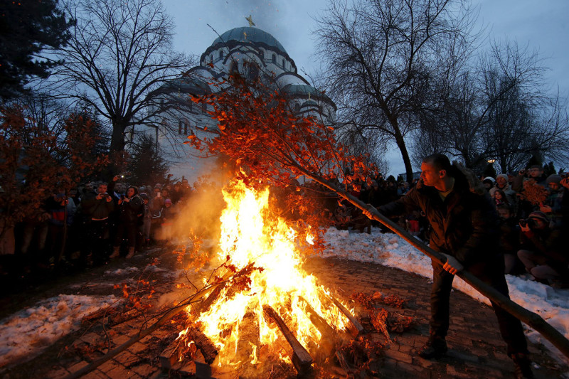 Главный атрибут сербского Рождества — дубовые ветви. В рождественскую ночь их сжигают. Это — символ тепла, которое Бог дает людям, чтобы они согрели свои души. Белград, Сербия, 6 января 2016.