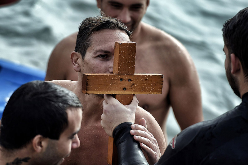 Вообще, ныряние за деревянным крестом — довольно популярный обычай во многих странах. Афины, Греция.