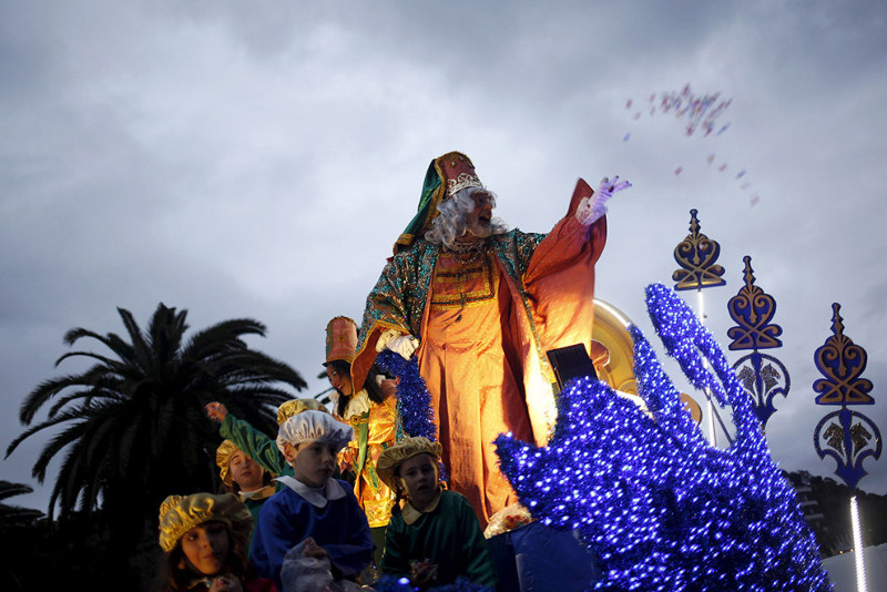 В канун Рождества три короля — Мельхиор, Каспар и Бальтазар — маршировали по улицам Мадрида и других испанских городов с мешками сладостей для детей.