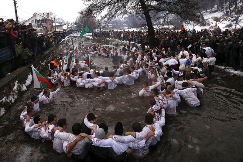 Хоровод и танцы в ледяной воде — еще одна традиция из болгарского города Калофер.