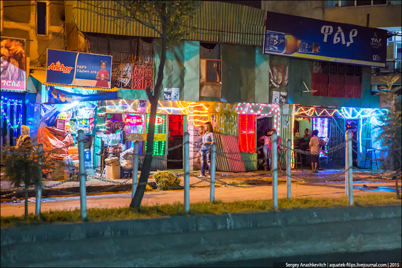Один из самых злачных районов Аддис-Абебы - Чеченя. Здесь множество съем-баров и мини-отелей с проститутками.