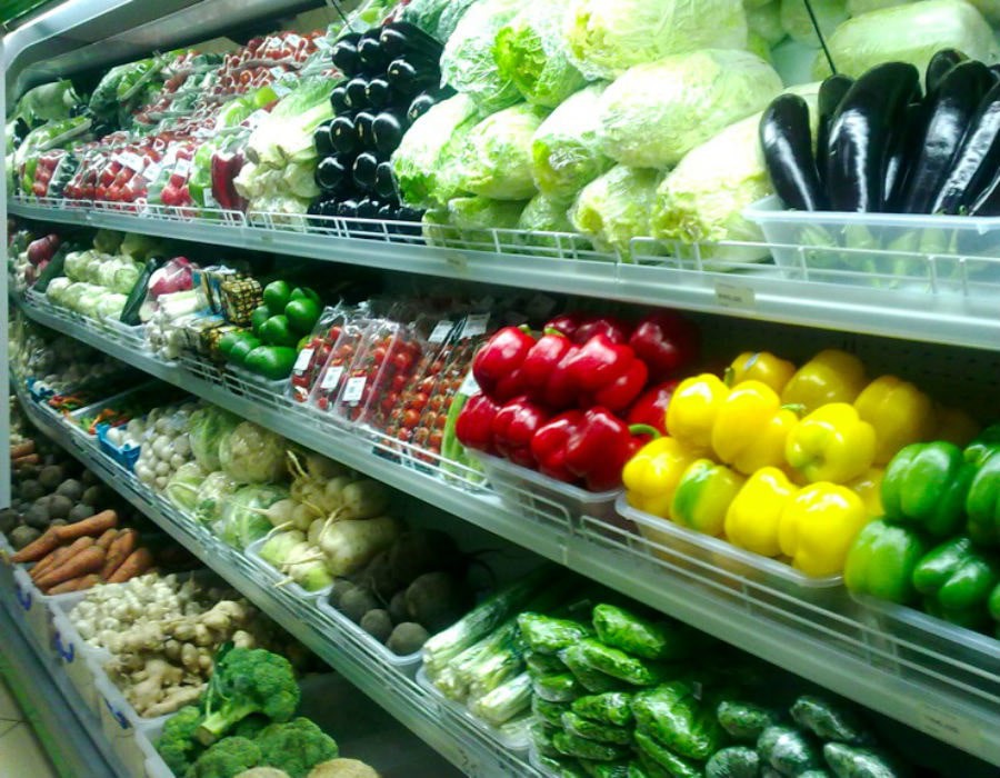 На прилавках магазинов лежат отборные. Овощи на прилавке. Прилавок с овощами и фруктами. Овощной прилавок. Магазин овощи фрукты.