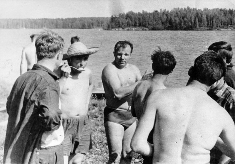 Первые космонавты СССР на пикнике  