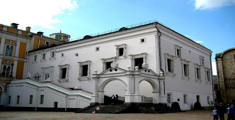 Самое древнее гражданское здание Москвы – грановитая палата в кремле. Годы постройки: 1487 — 1491.
