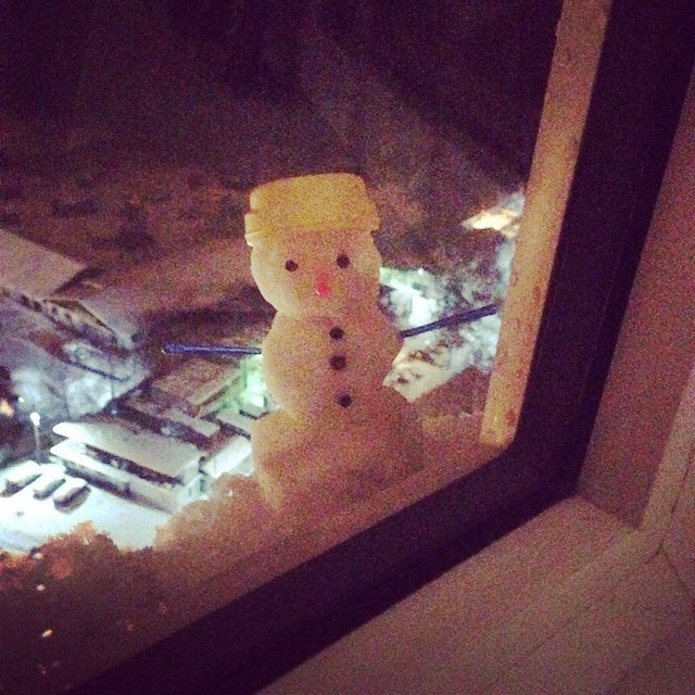 А кто сделал снеговика на подоконнике?