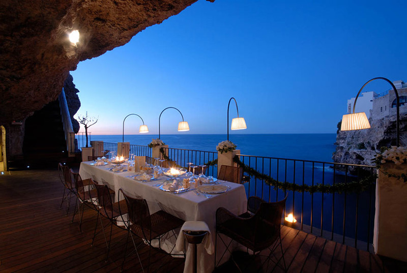 Ресторан, построенный прямо в итальянской пещере: насладитесь прекрасными видами за ужином!