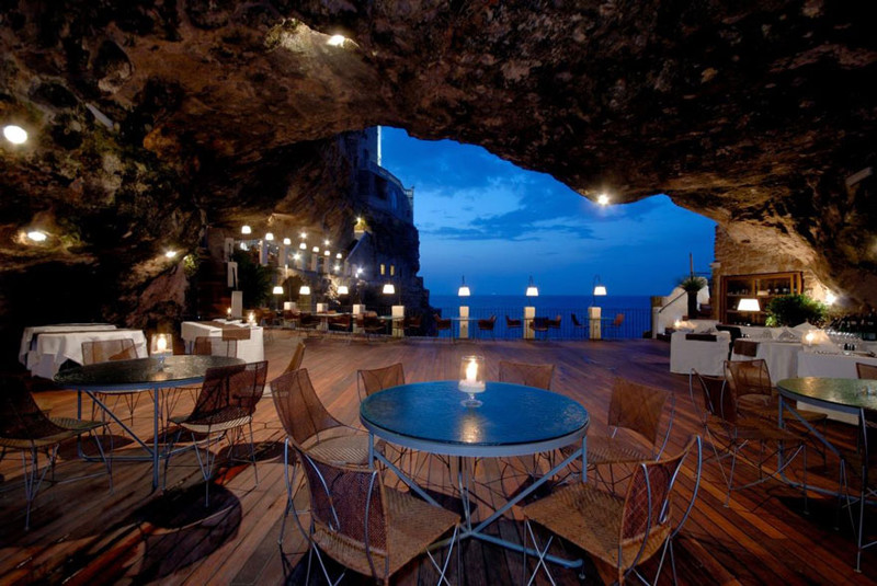 Ресторан, построенный прямо в итальянской пещере: насладитесь прекрасными видами за ужином!