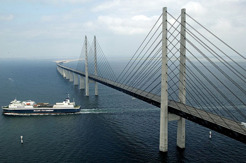 Уникальный «ныряющий» мост между Данией и Швецией 