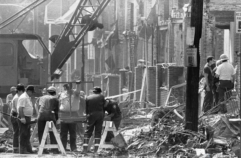 13 мая 1985 г. полиция США сбросила бомбу на жилой квартал американского города 