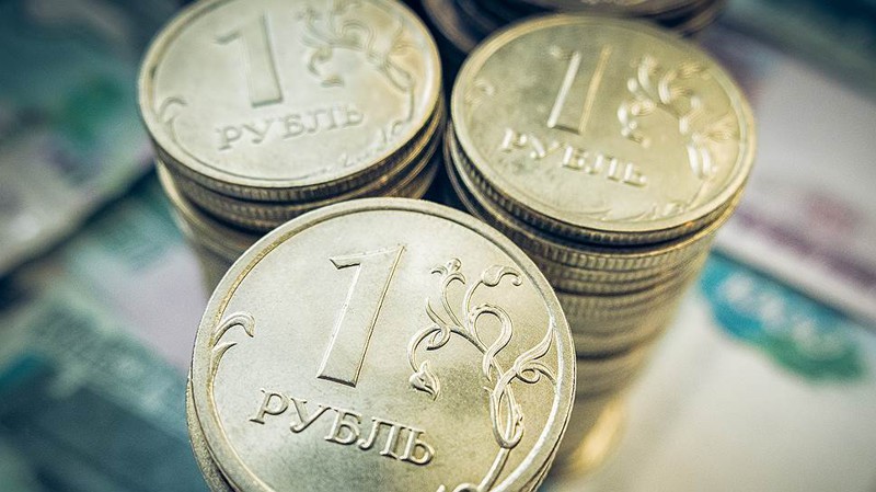 The Economist назвал справедливый курс рубля по «индексу бигмака»
