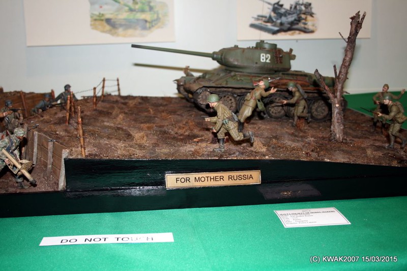 А это уже диорама "За Россию-мать" Ну сорри как назвали, так назвали. Пехота при поддержке танка Т-34-85 атакует позиции вермахта