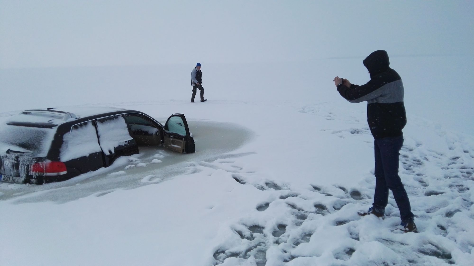 Толщина льда для катания. Автомобиль на льду. Машина вмерзла в лед. Автомобиль провалился под лед. Машинка которая ездит по льду.