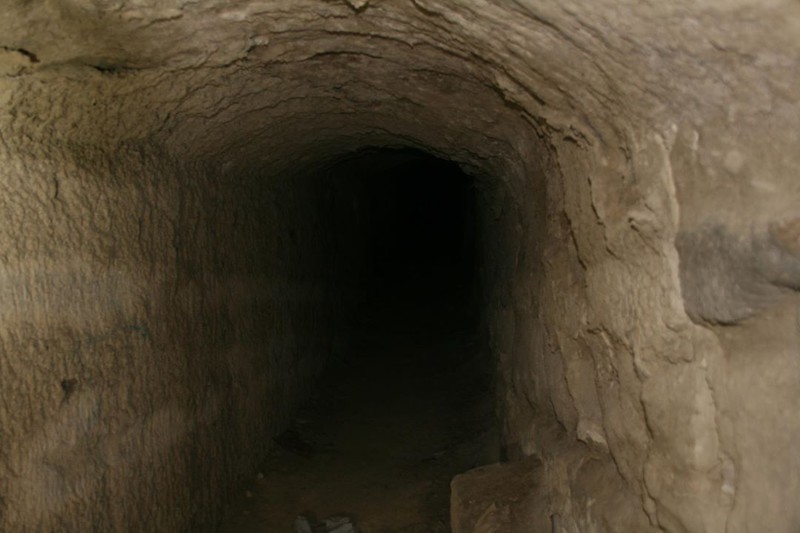 Внутри скального массива много таинственных тоннелей ведущих еще ниже в огневые позиции по углам рва.