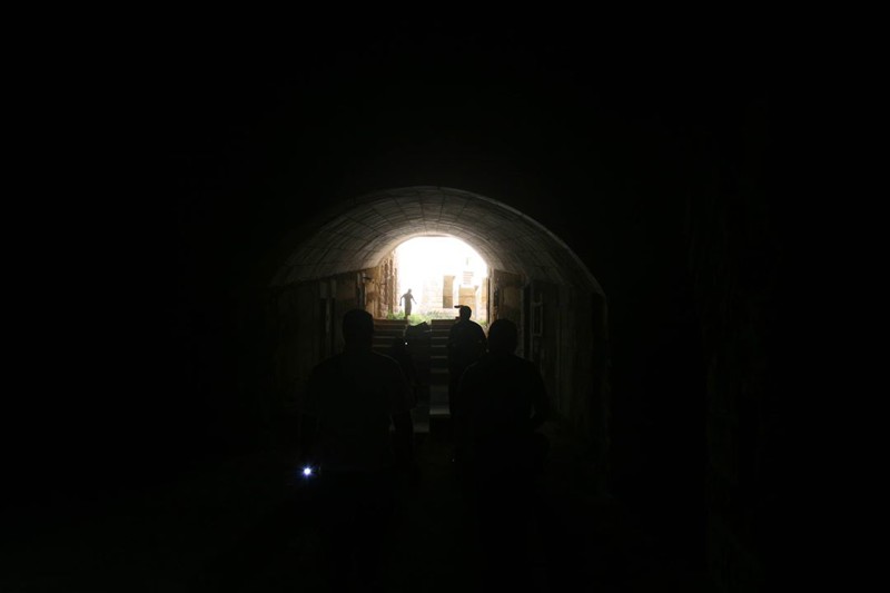Вниз ведет тоннель похожий на тоннель метро. С той лишь разницей что там нет рельсов, а есть пандусы для перемещения тяжестей и лестницы. 