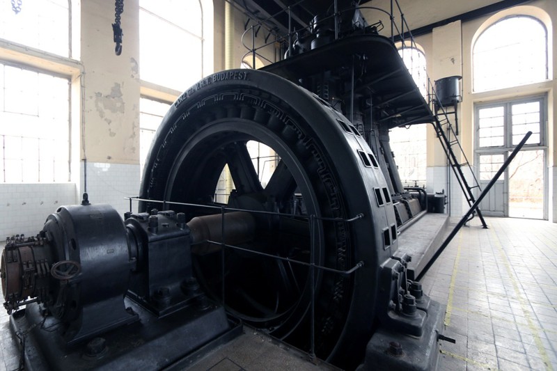 103-летний дизельный генератор в рабочем состоянии
