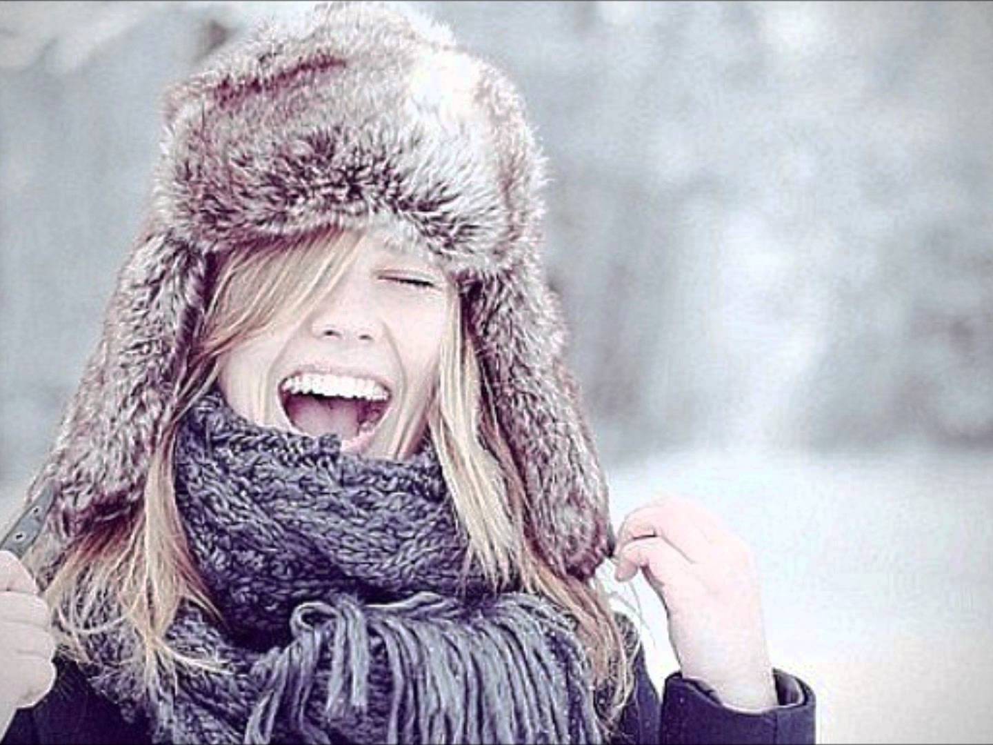 Какую ждем зиму. Девушка в шапке. Девушка в шапке зимой. Девушка улыбается зимой. Радостная девушка зимой.