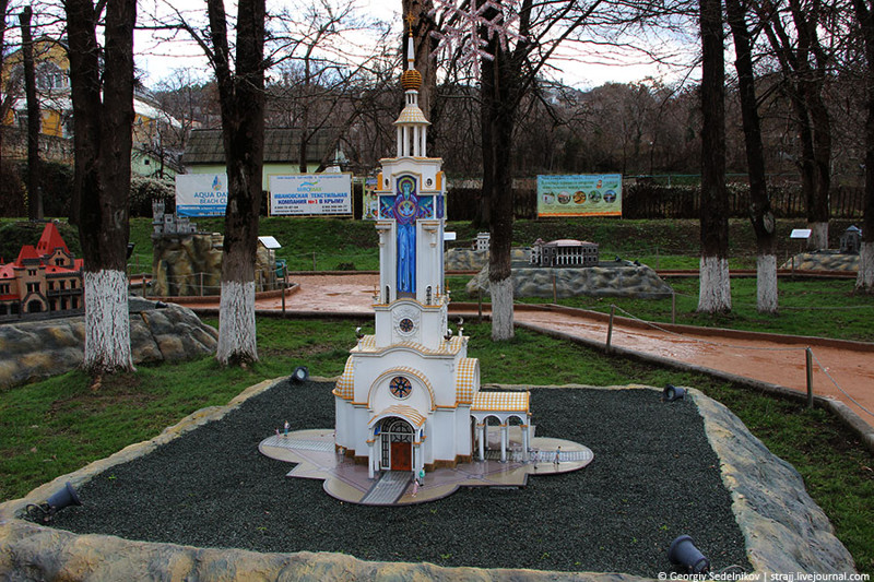 Бахчисарайский парк  "Крым в миниатюре на ладони"