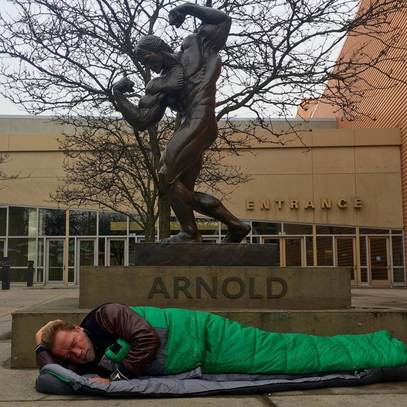 Арнольд Шварценеггер спит на улице