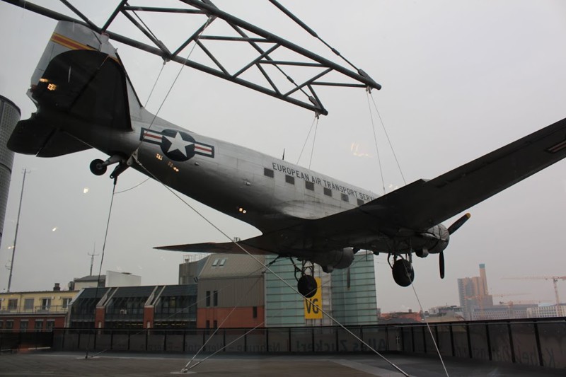 Музей видно из далека,на открытой площадке подвешен знаменитый Douglas DC-3