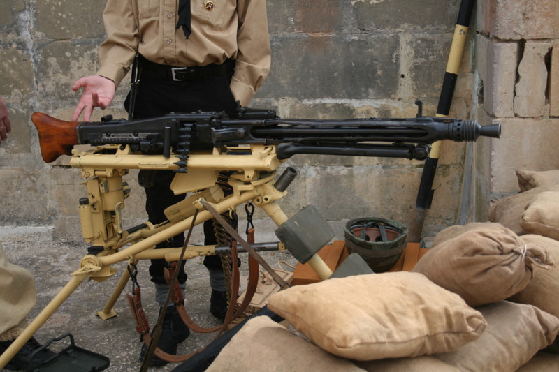 Знаменитый немецкий пулемет NG42 ставший де факто стандартом для вооружения пехотных частей стран НАТО после войны. А также с него лепили лучеметы для "Звездных войн" Лукаса. Брутальная машинка.