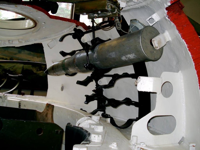 Снаряд в боеукладке. Советcкие танки в принципе как и вся техника отличаются полным отсутствием эргономики и защиты экипажа.