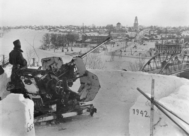 16. Немецкое 37-миллиметровое зенитное орудие Flak37 прикрывает мост через Волгу в оккупированном Ржеве. Январь-февраль 1942-го года