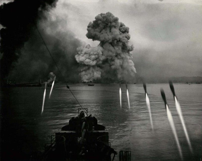 24. Американский корабль поддержки LCI(R) обеспечивает огнём неуправляемых реактивных снарядов высадку австралийского десанта на побережье острова Таракан, Борнео. 30 апреля 1945-го года