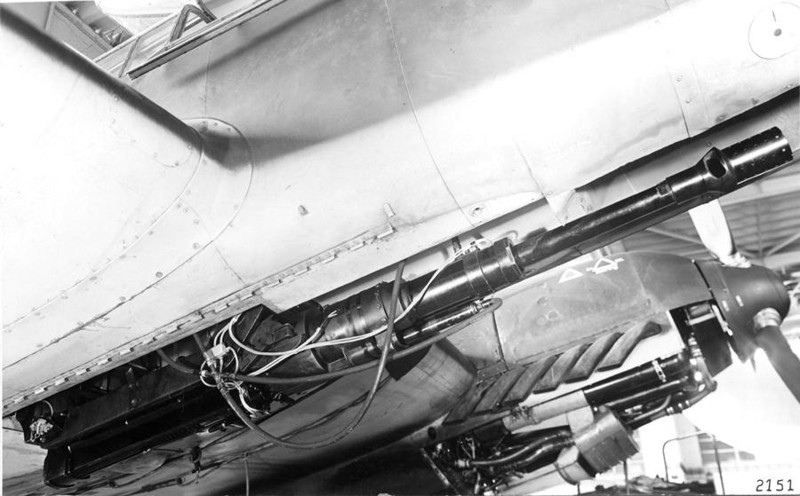 42. Bf-110C-6 с 30-миллиметровой пушкой  Mk101 под фюзеляжем