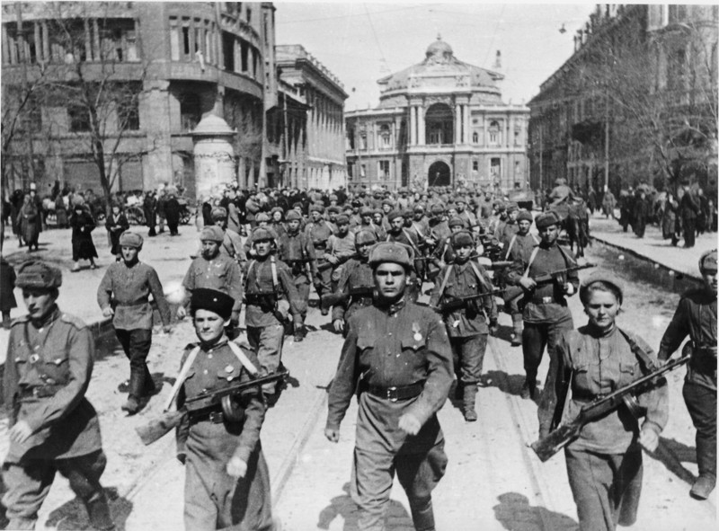 43. Части РККА проходят по улицам освобождённой Одессы. 10 апреля 1944-го года