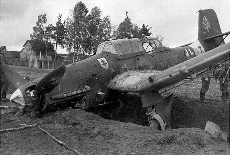 46. Выкатившийся за пределы ВПП и скапотировавшийся Ju-87R2 из 7./StG2 летом 1941-го года