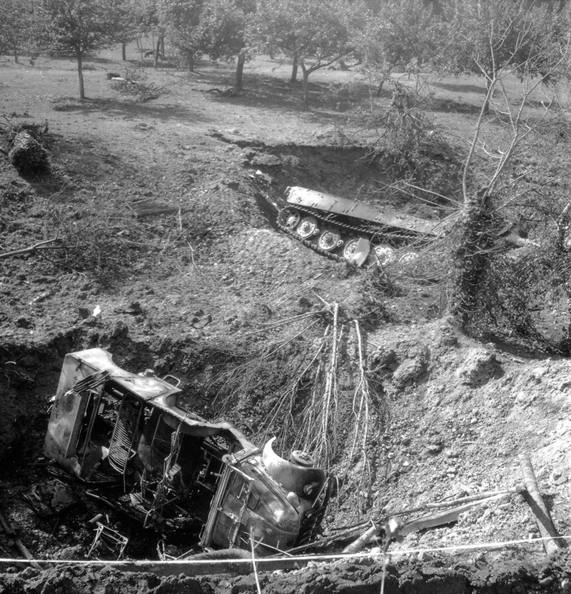 48. Уничтоженная союзниками с воздуха немецкая техника 503-го танкового батальона. 14 августа 1944-го года