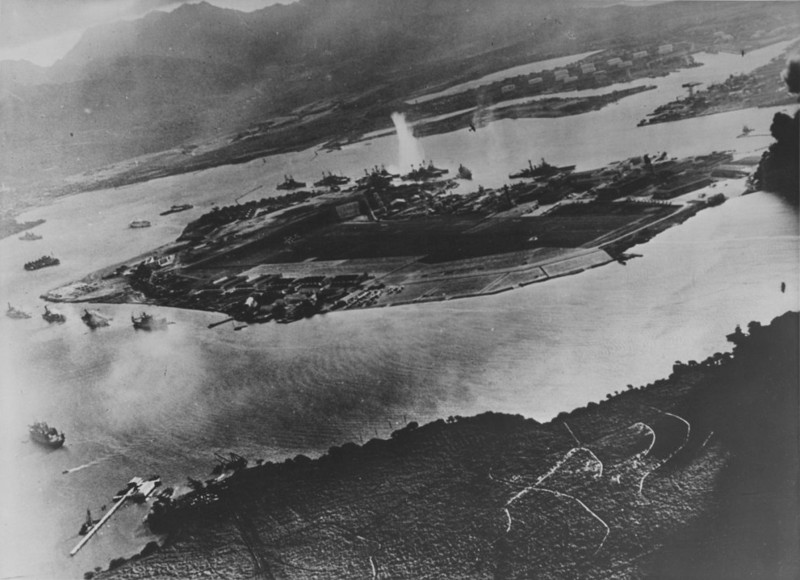 62. Панорама гавани Пёрл Харбор во время налёта японской авиации