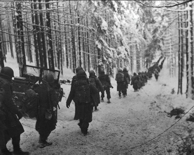 72. Колонна американских войск в бельгийском лесу. Арденны