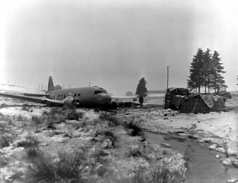 73. Американский транспортный самолет C-47, совершивший вынужденную посадку в Бельгии