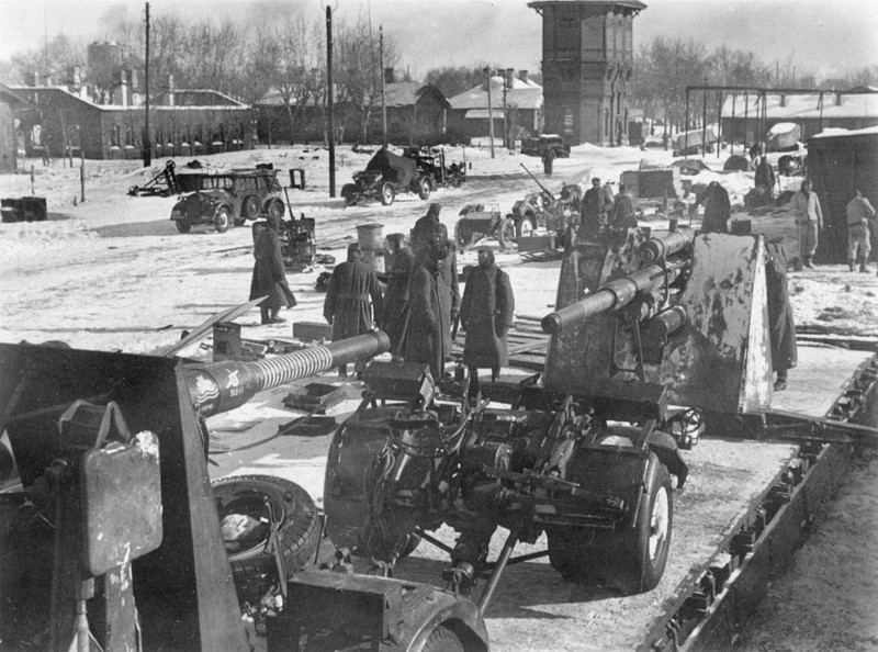78. Немецкие 88-миллиметровые зенитные орудия на железнодорожной платформе в оккупированном Ржеве