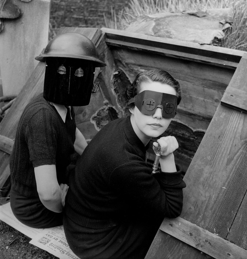 80. Британская модель и фотограф Ли Миллер с напарницей в специальных противопожарных масках во время отражения налётов немецкой авиации